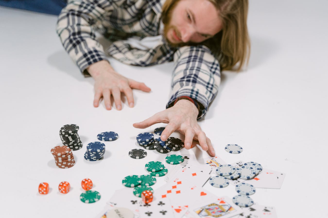 Understanding-the-Risks-of-Gambling-A-Deeper-Look.jpg