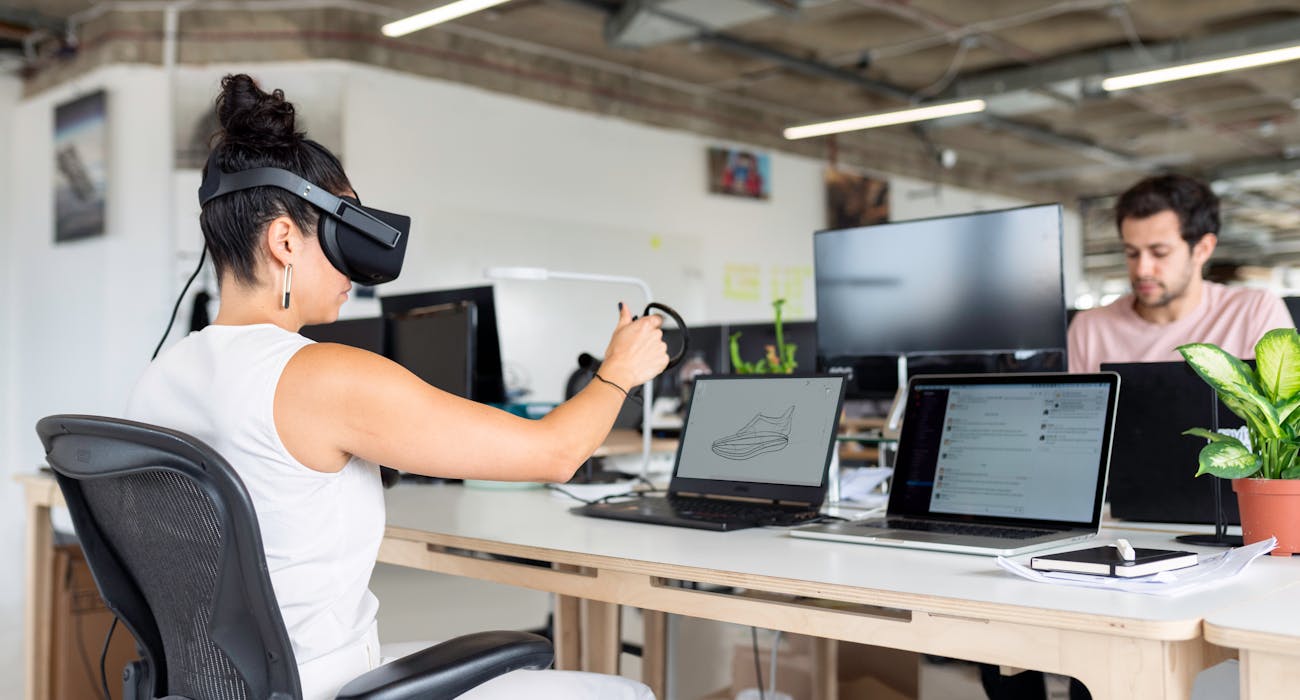 Virtual-Reality-A-Glimpse-into-Gaming-and-Entertainment.jpg